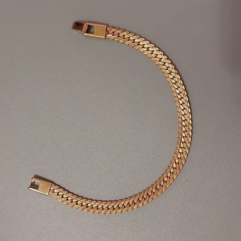 Vintage Gold Tone Herringbone Chain Foldover Clasp Bracelet
